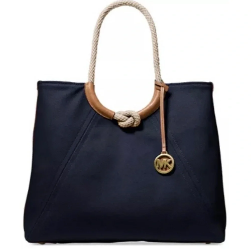 NWT. MICHAEL KORS Isla Ring Shoulder Tote